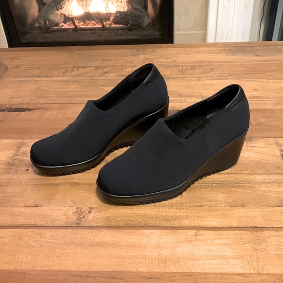 La CANADIENNE Shoes - La CANADIENNE montreal wedge shoes, size 6, black.